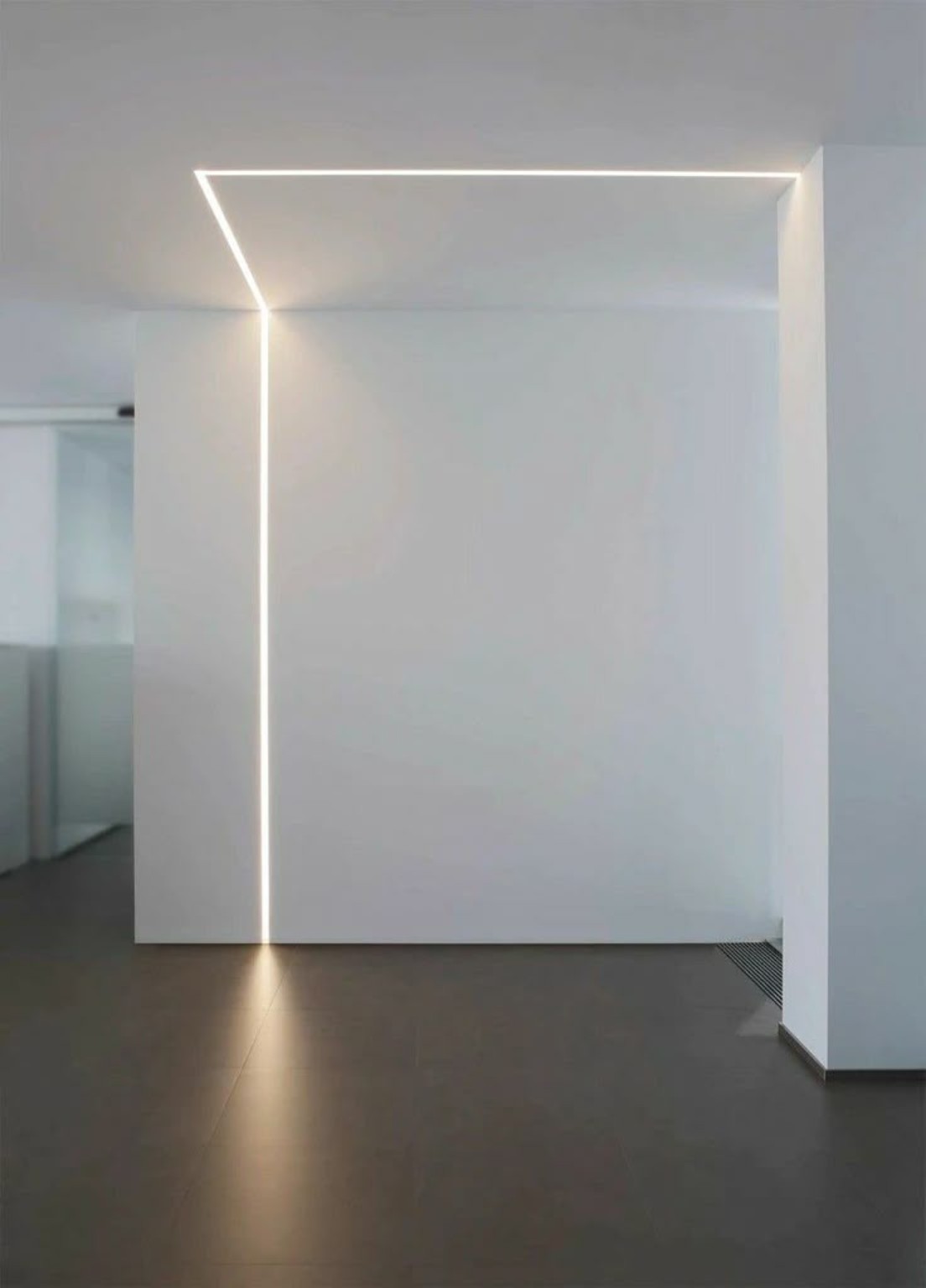 Iluminação linear de LED instalada no encontro entre teto e parede